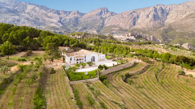 MASOS inaugura su bodega en la masía centenaria Mas de Ondara, ubicada en el privilegiado Valle de Guadalest, Alicante